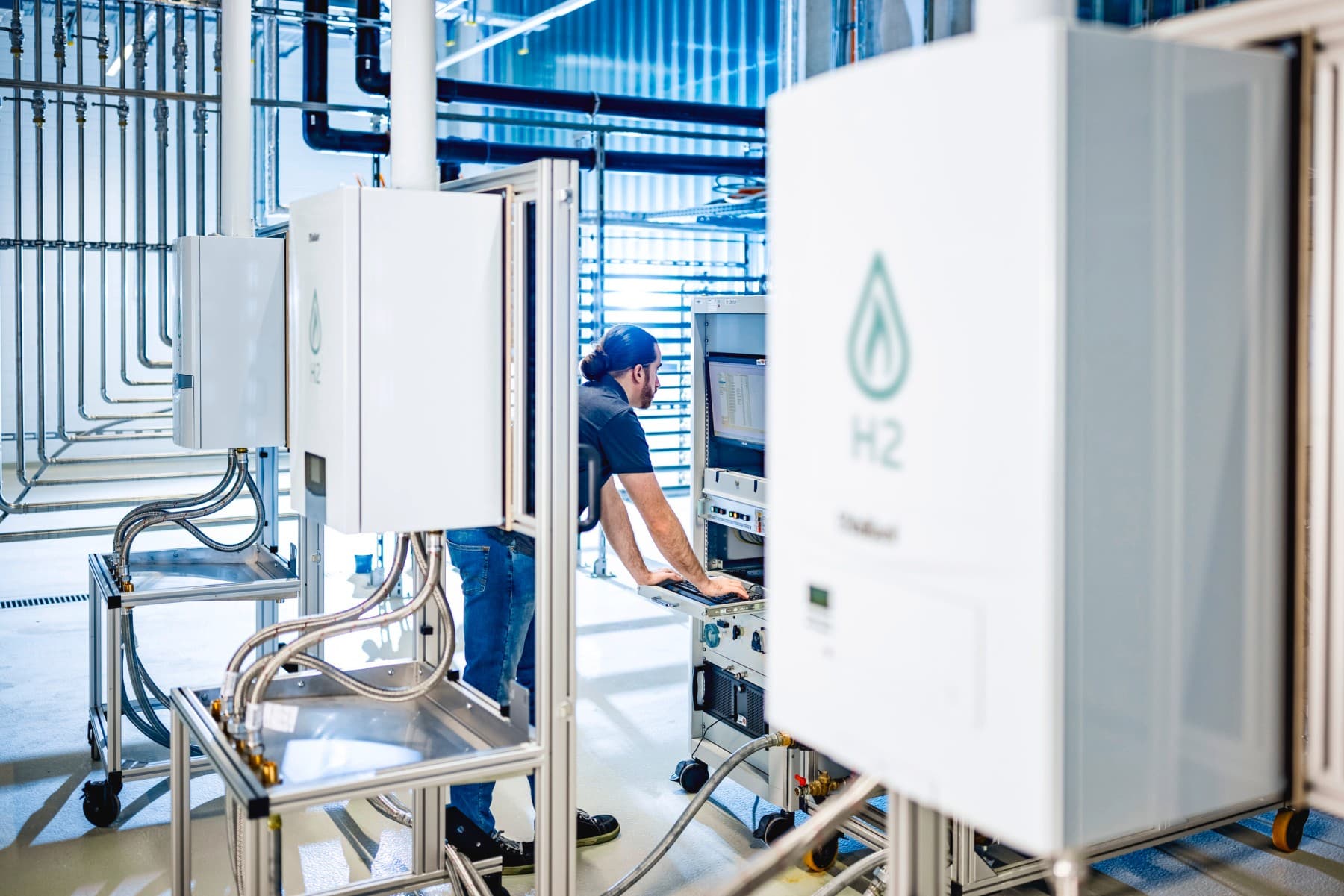 Инсталатер на тест-клупа проверува податоци од тест-работење со водород