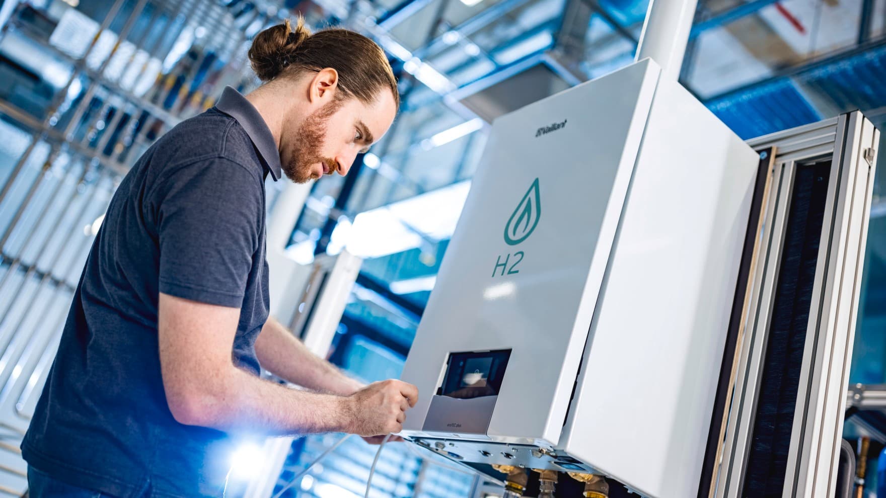 Човек работи на бојлер подготвен за Vaillant H2