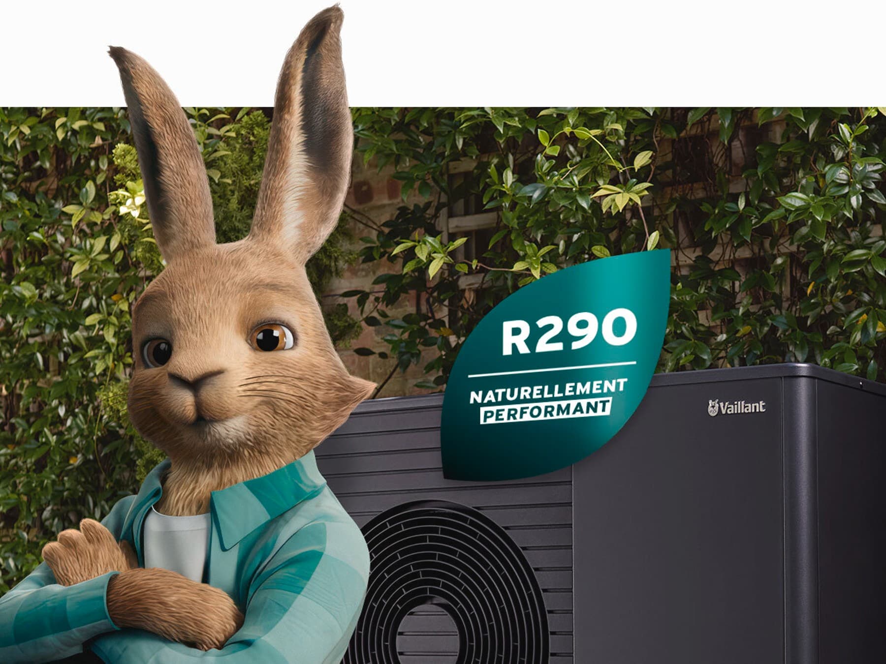 Зајак од Vaillant со лого на природно фреон пред топлинска пумпа aroTHERM plus