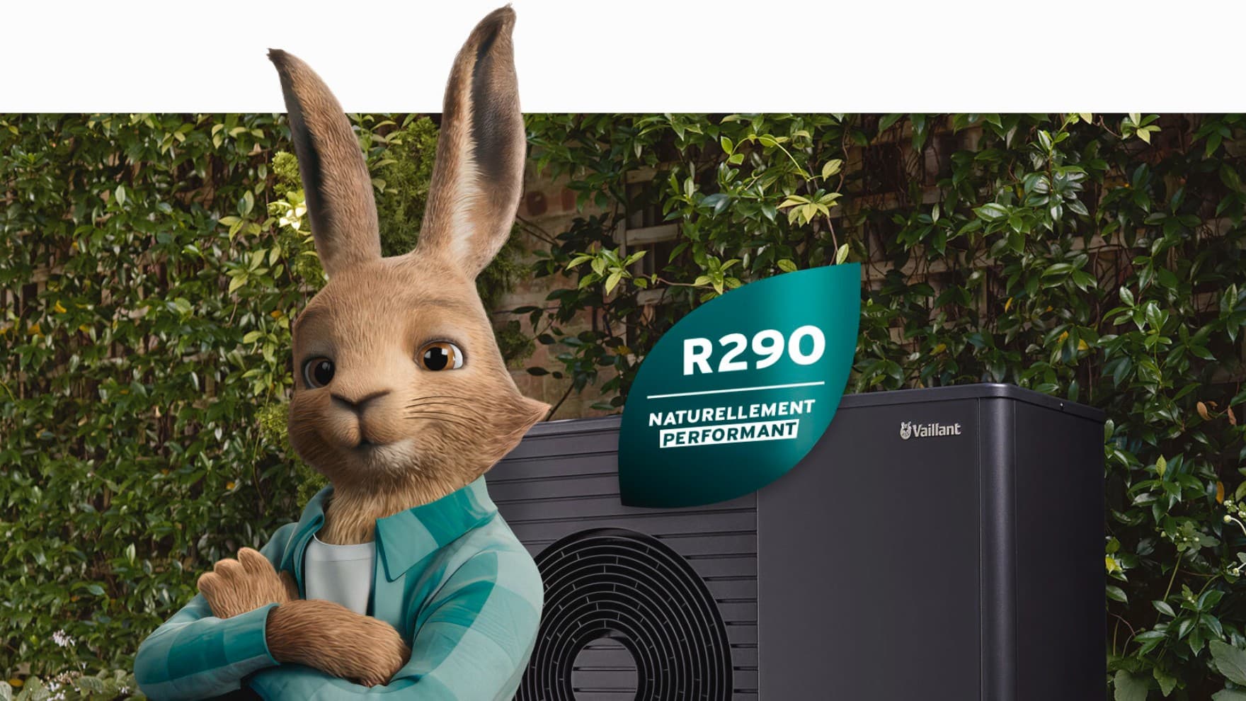 Зајак од Vaillant со лого на природно фреон пред топлинска пумпа aroTHERM plus