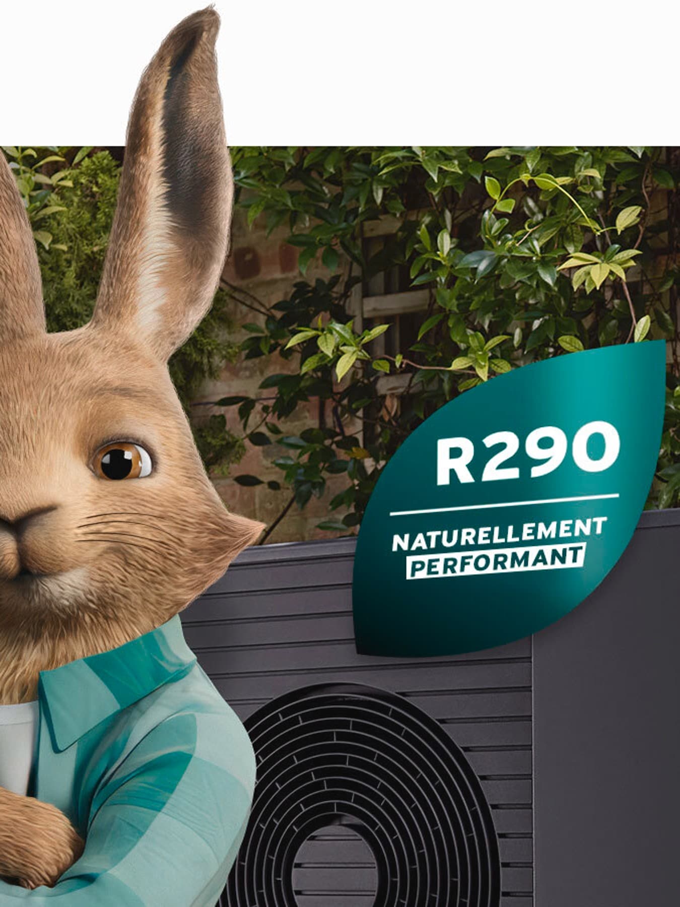 Зајак од Vaillant со лого на природно фреон пред топлинска пумпа aroTHERM plus