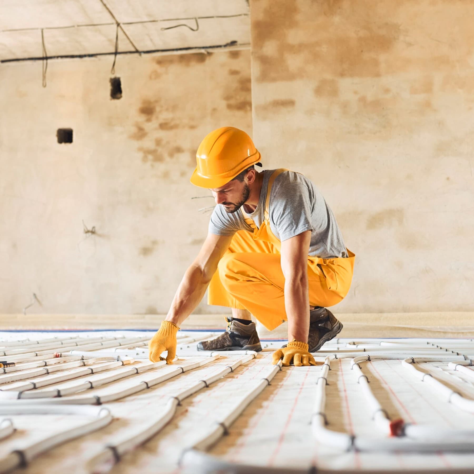 Човек поставува подно греење