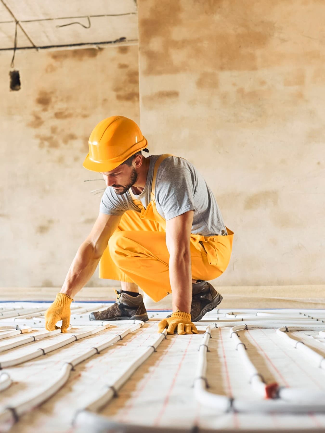 Човек поставува подно греење