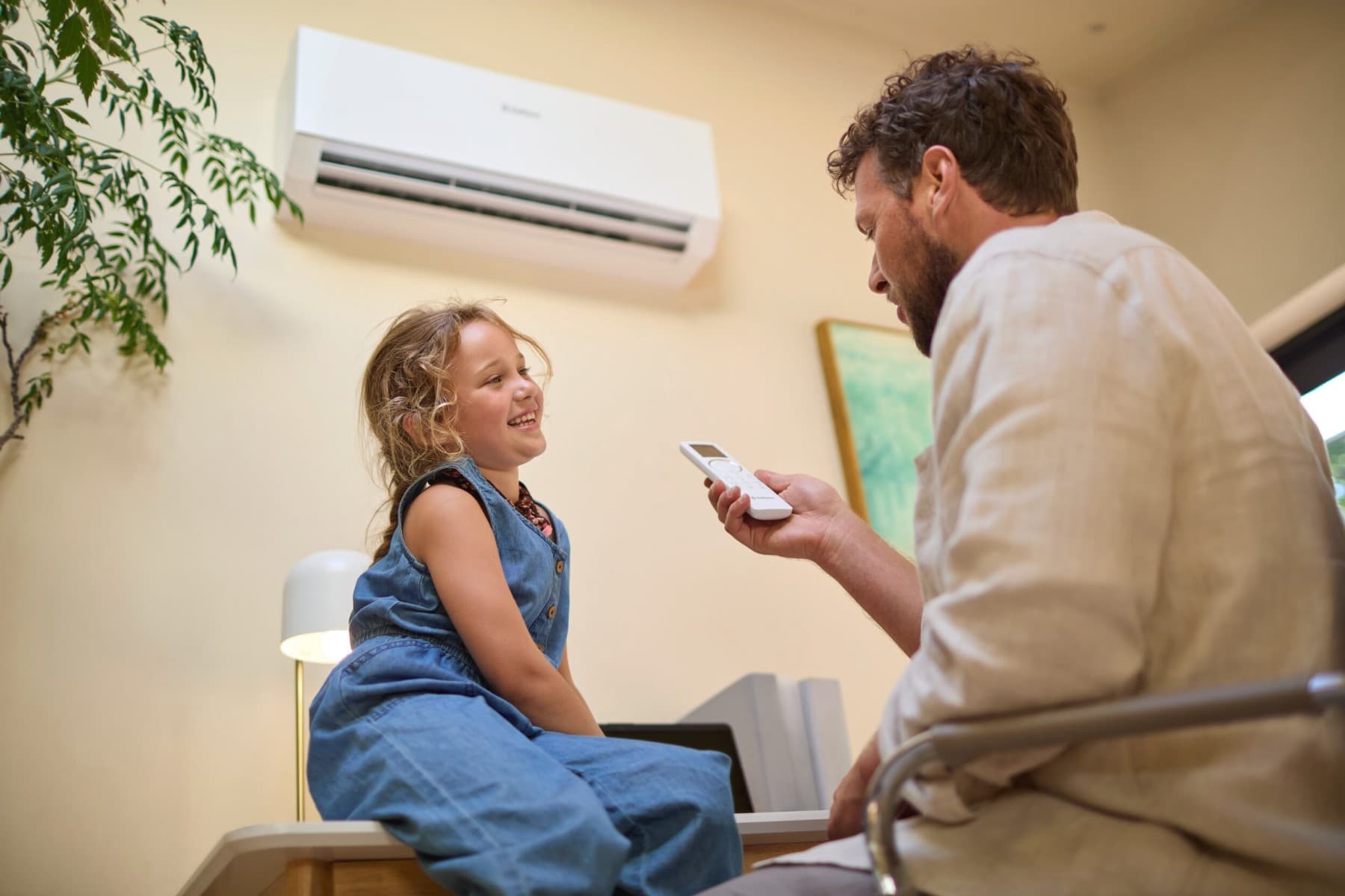 Клима-уред climaVAIR мулти-конзола во дневната соба на ѕид