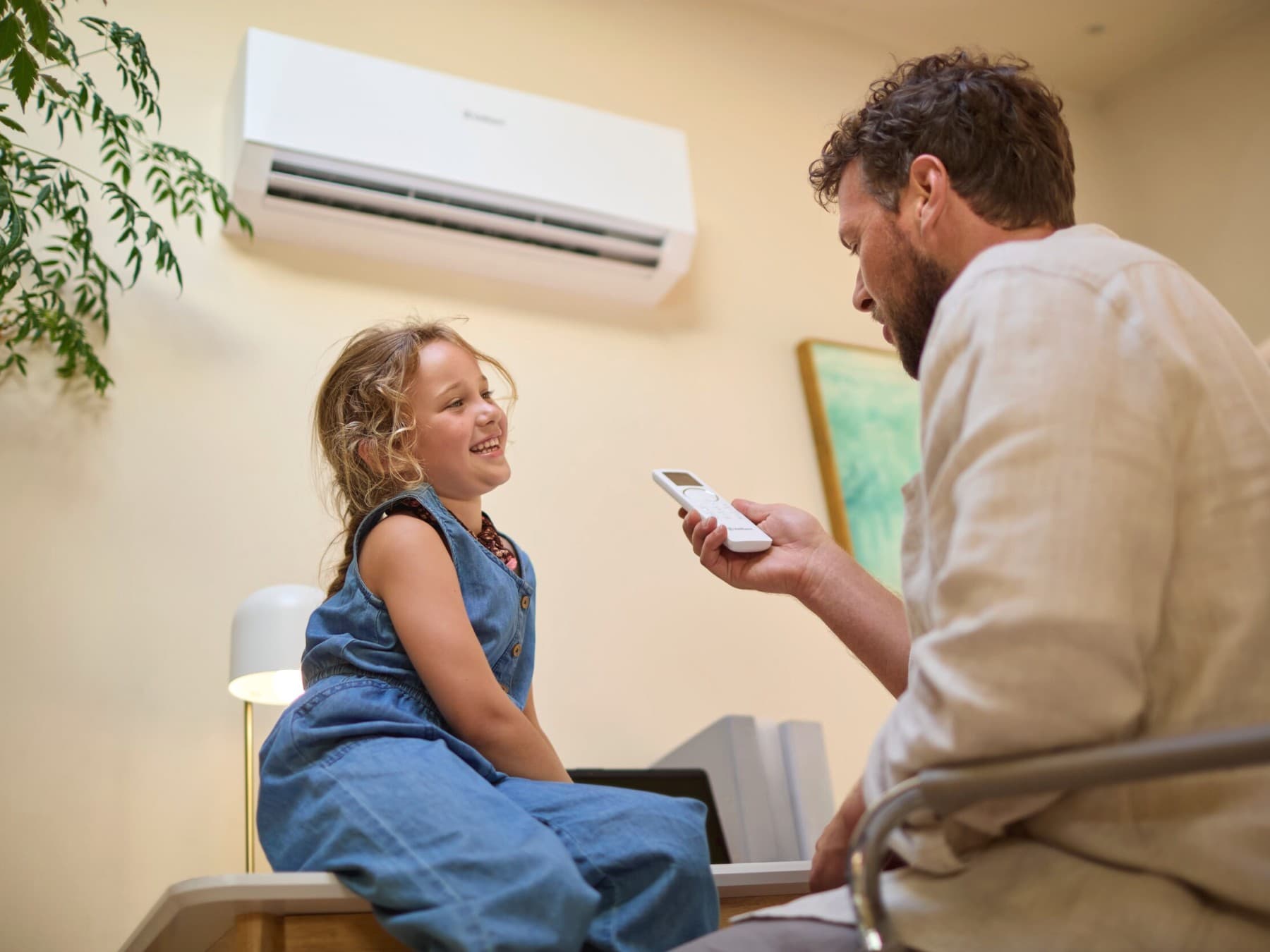 Клима-уред climaVAIR мулти-конзола во дневната соба на ѕид