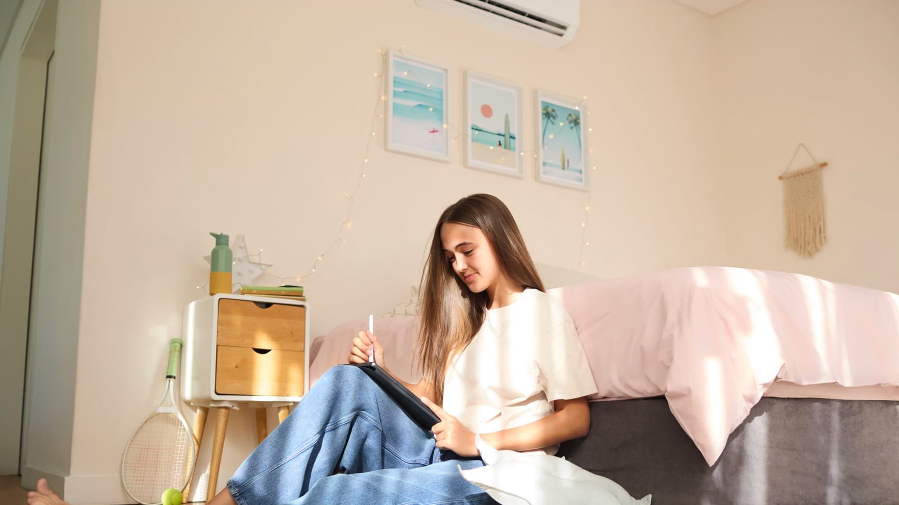 Клима уред climaVAIR plus во тинејџерска соба на ѕид под таванот