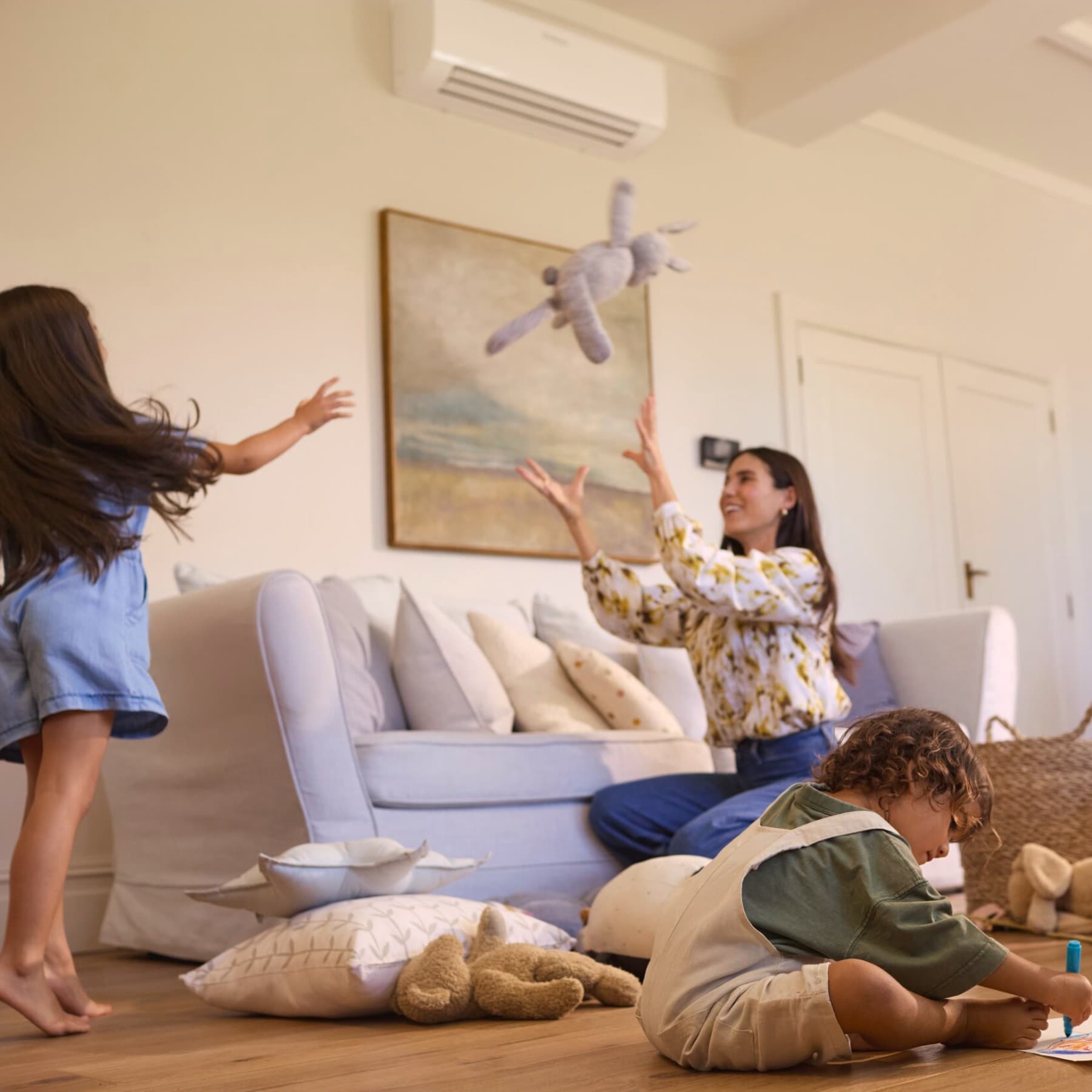 Семејство си игра во дневната соба