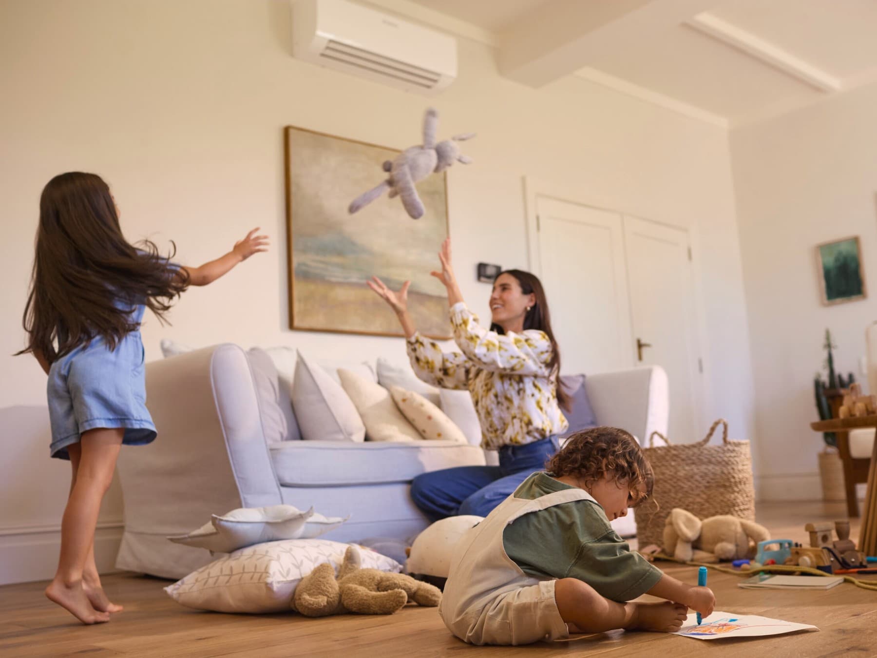 Семејство удобно си игра во дневната соба.