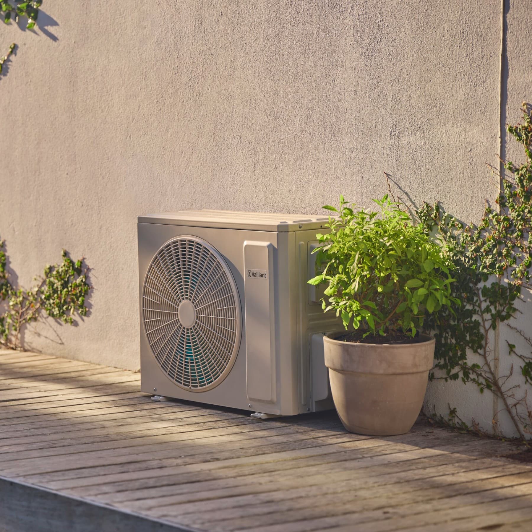 Топлинска пумпа воздух-воздух од Vaillant поставена надвор од ѕидот на куќата.