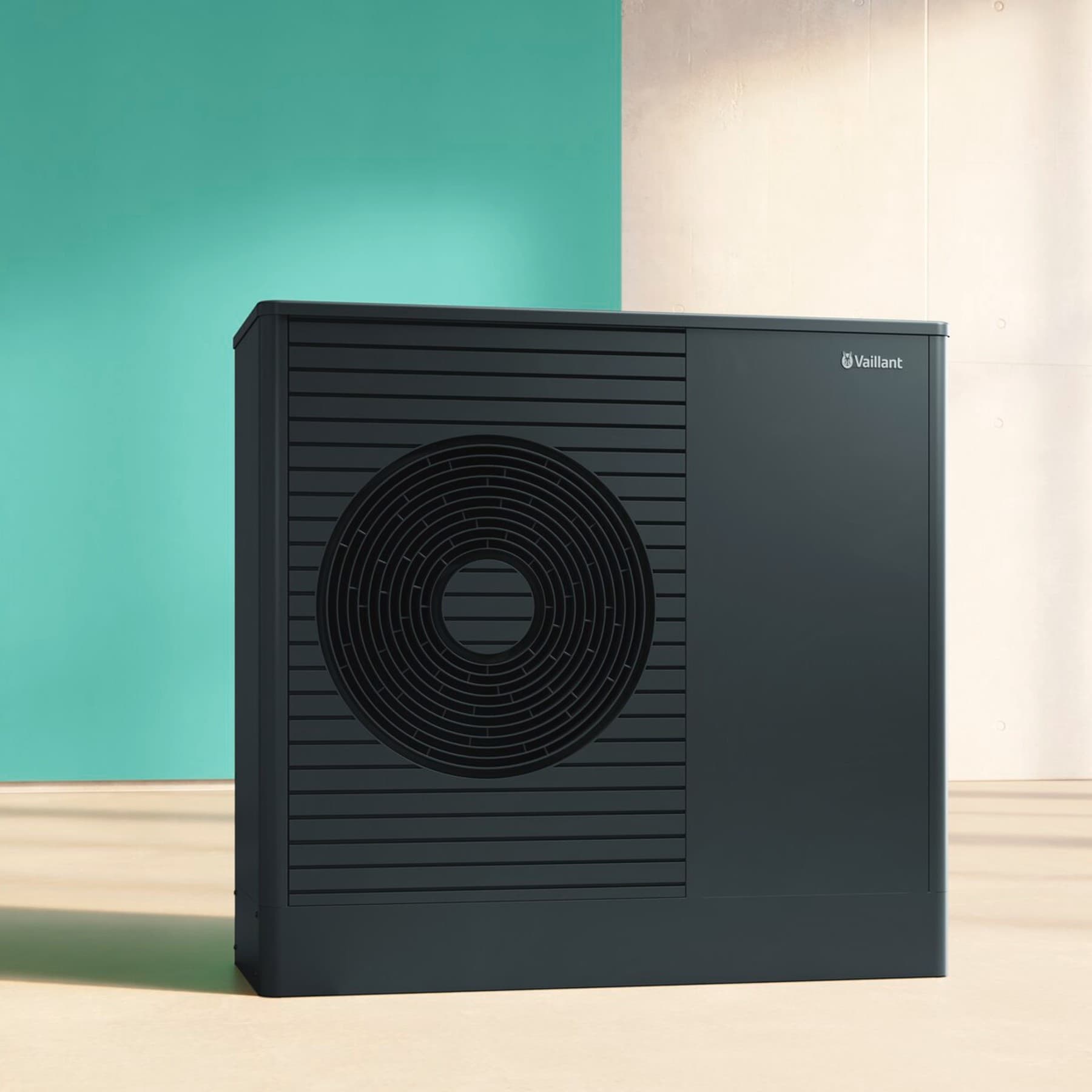 Топлинска пумпа пред зелен ѕид