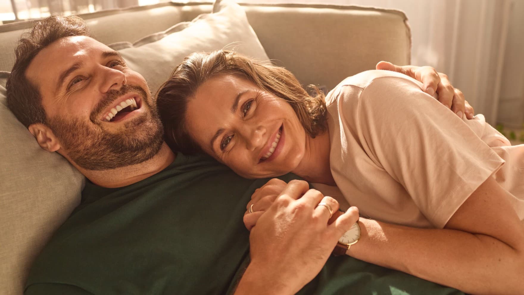 Пар лежи во кревет