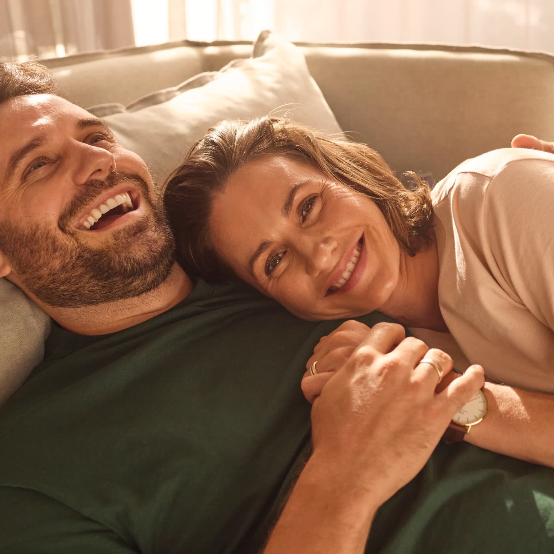 Пар се релаксира на кауч