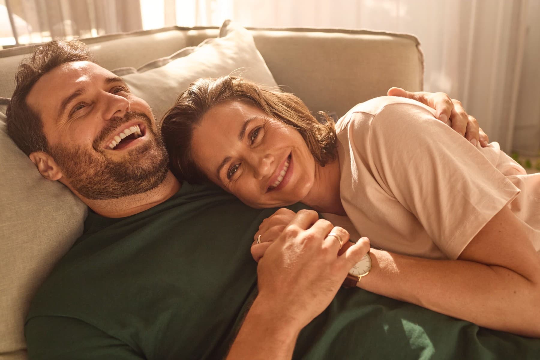 Пар се опушта на кауч