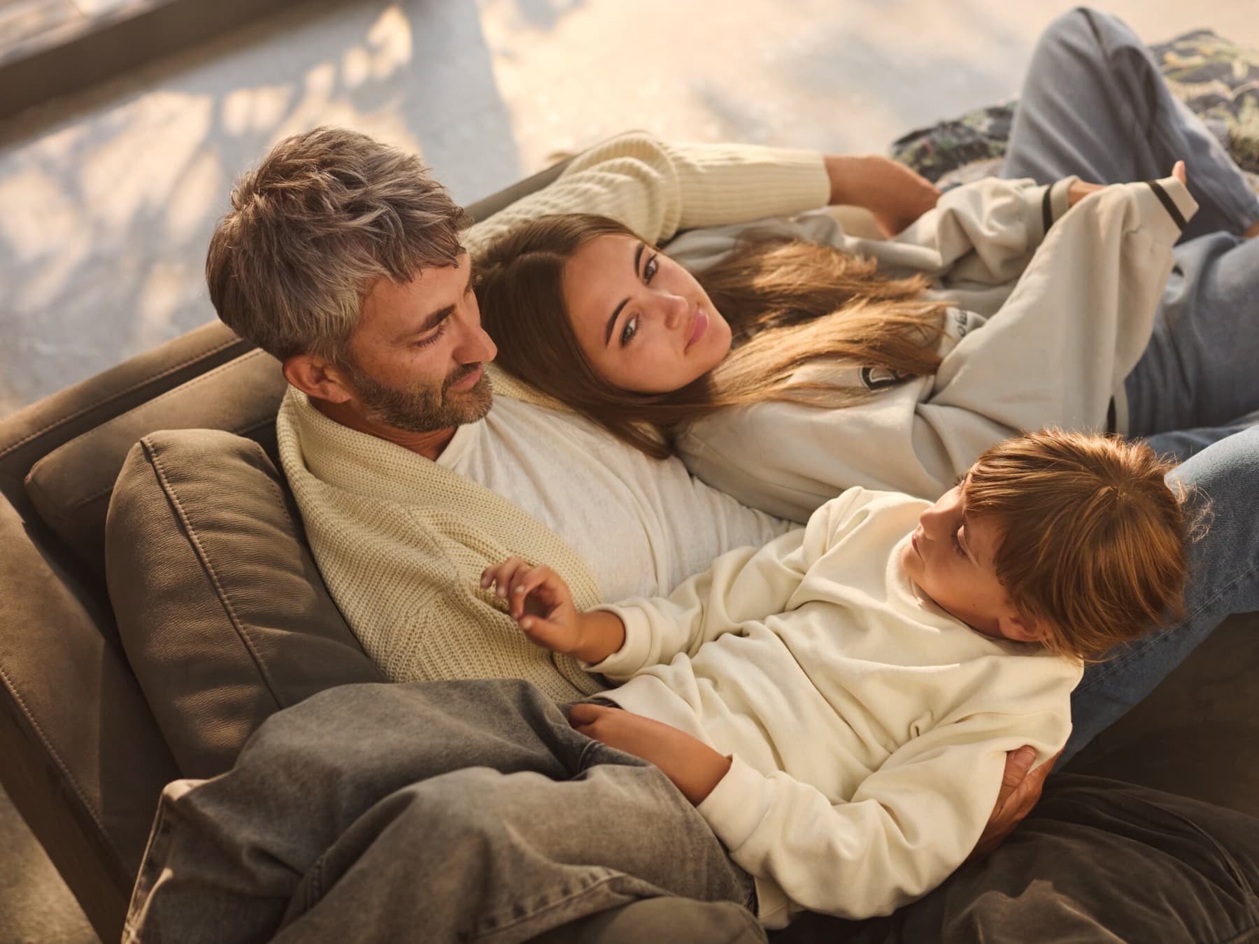 Семејство ужива во заедничкото време на софата