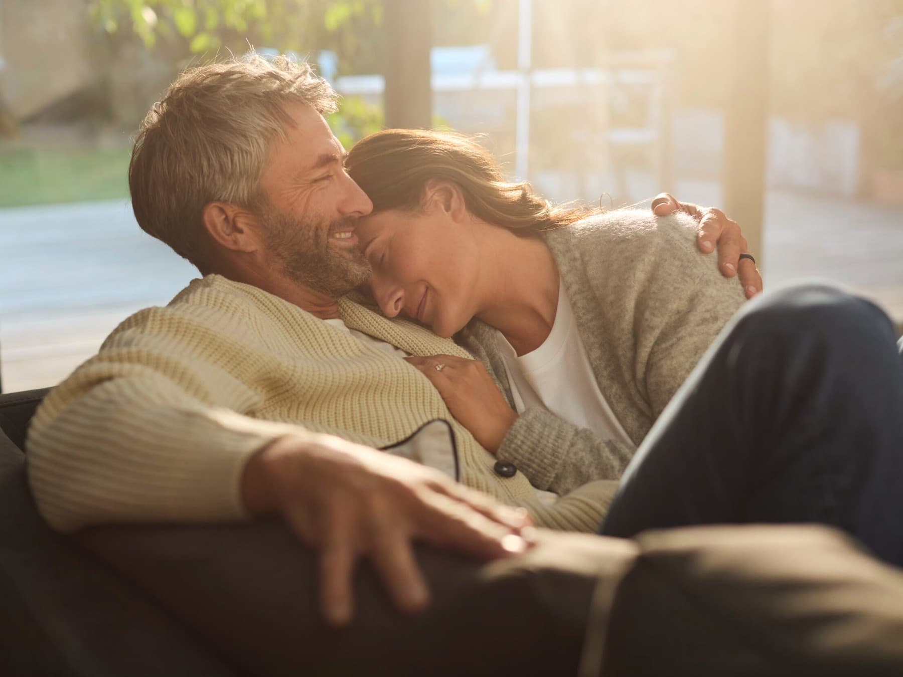 Пар се релаксира заедно на софа