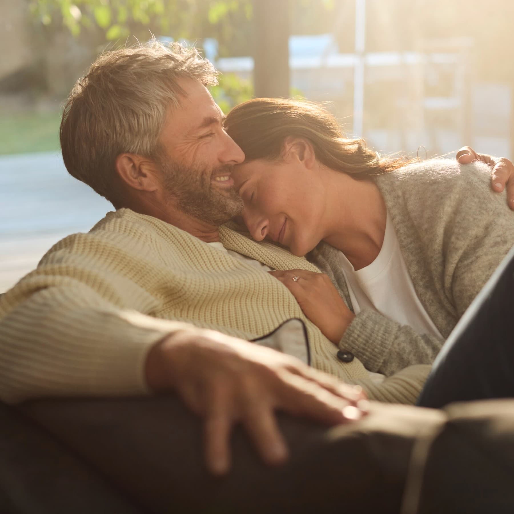 Пар лежи на каучот