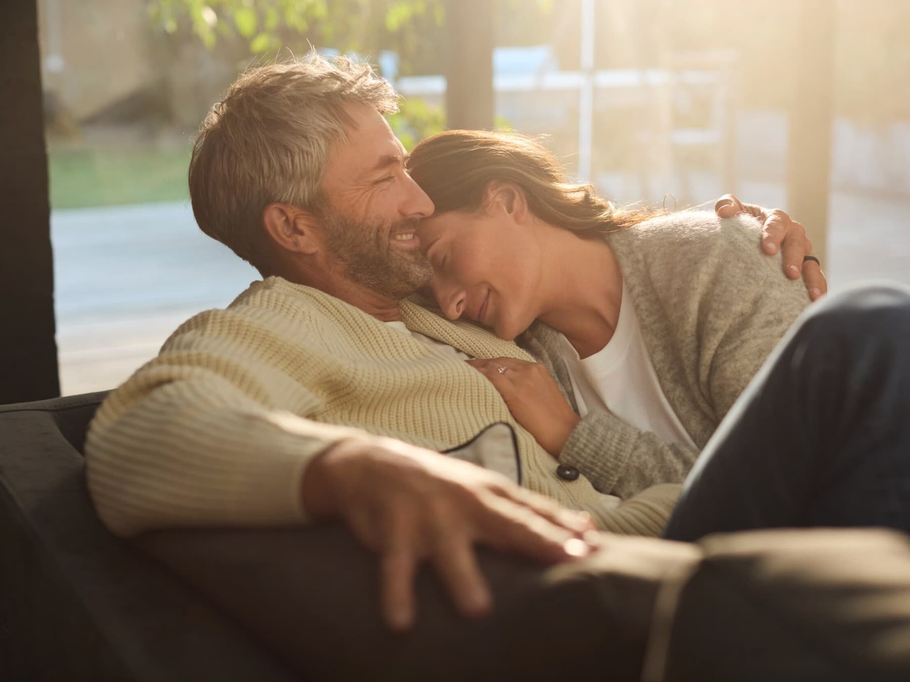 Семејство лежи на кауч