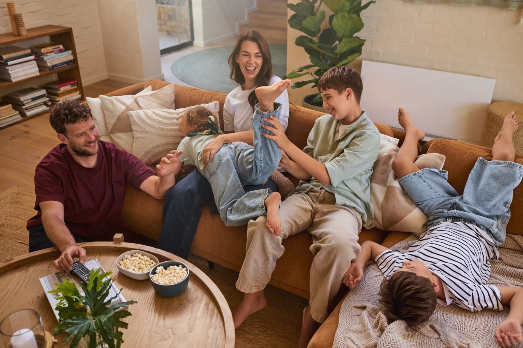 Семејство се шета на софа