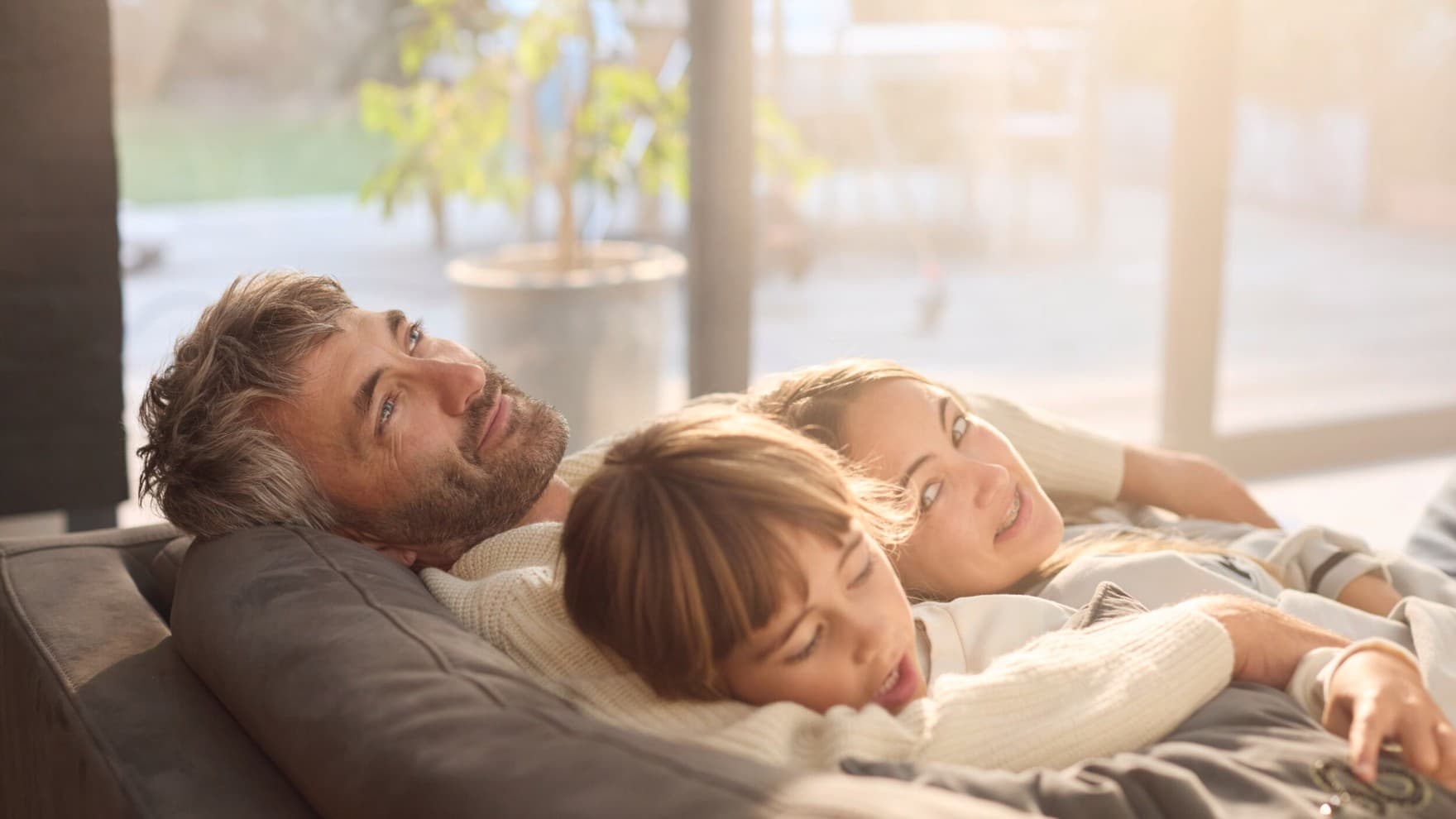 Семејство лежи на кауч