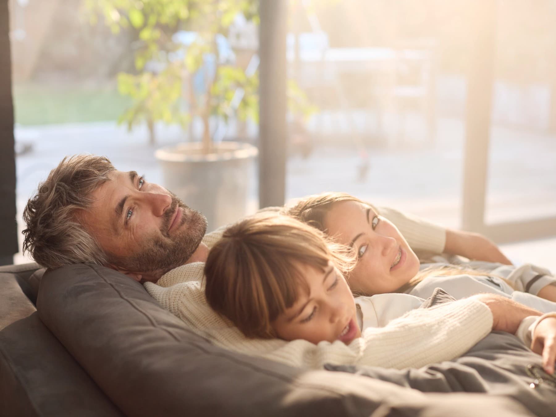 Семејство се релаксира на кауч