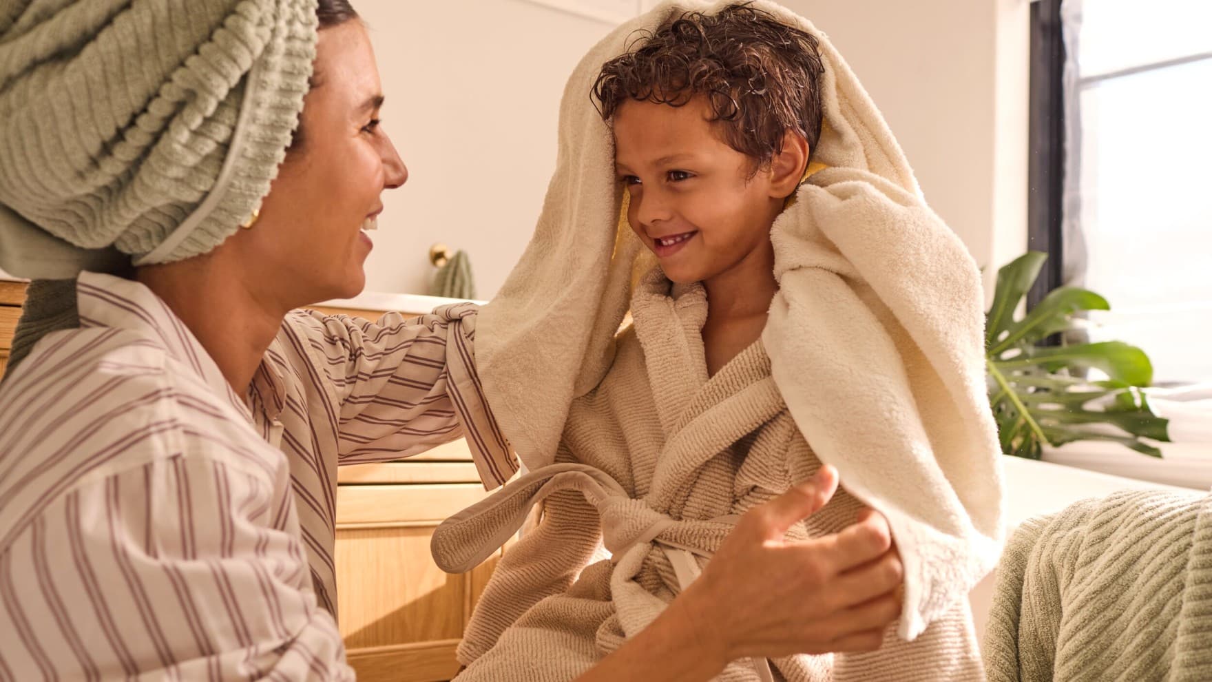 Мајка и син си играат