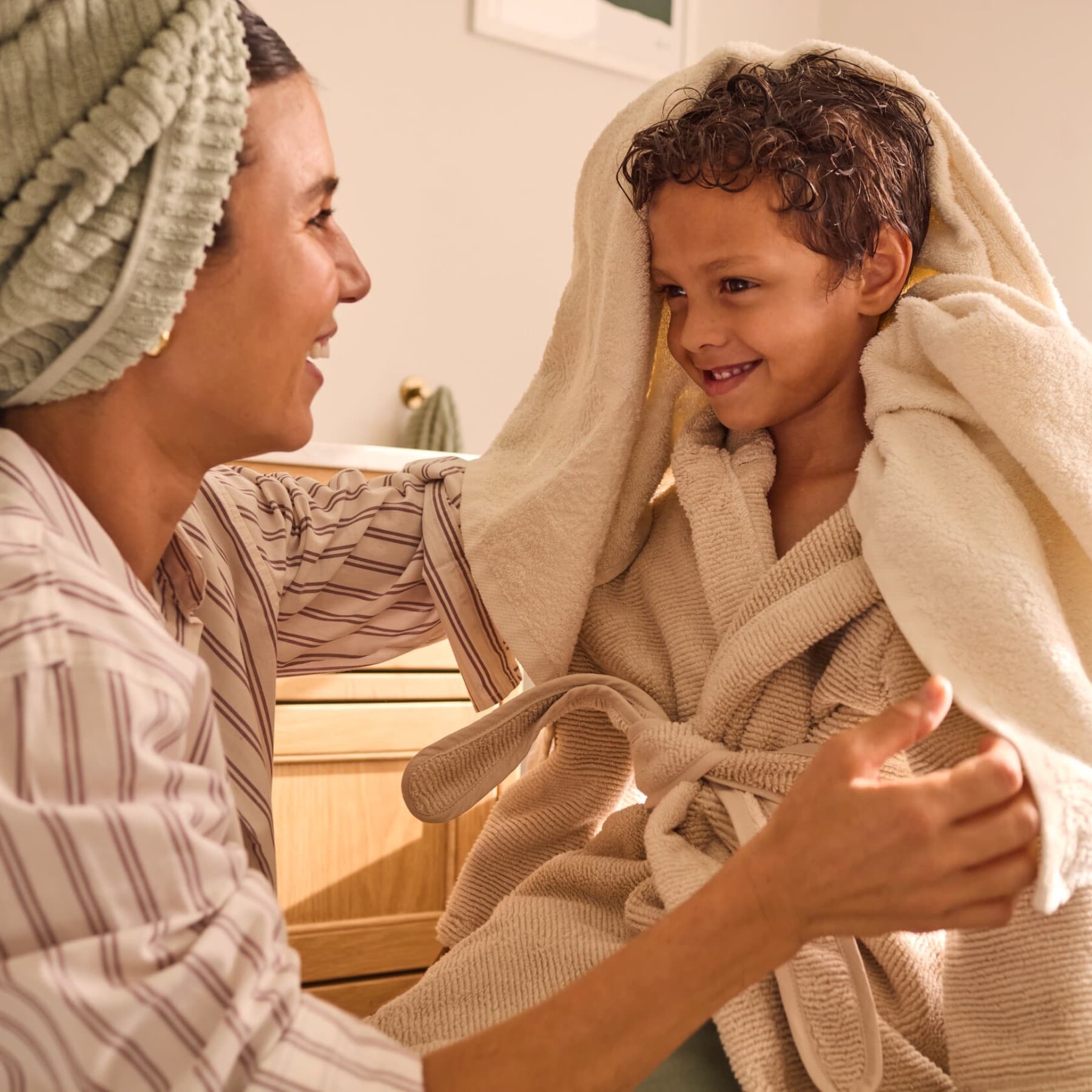 Дете и мајка во бањата