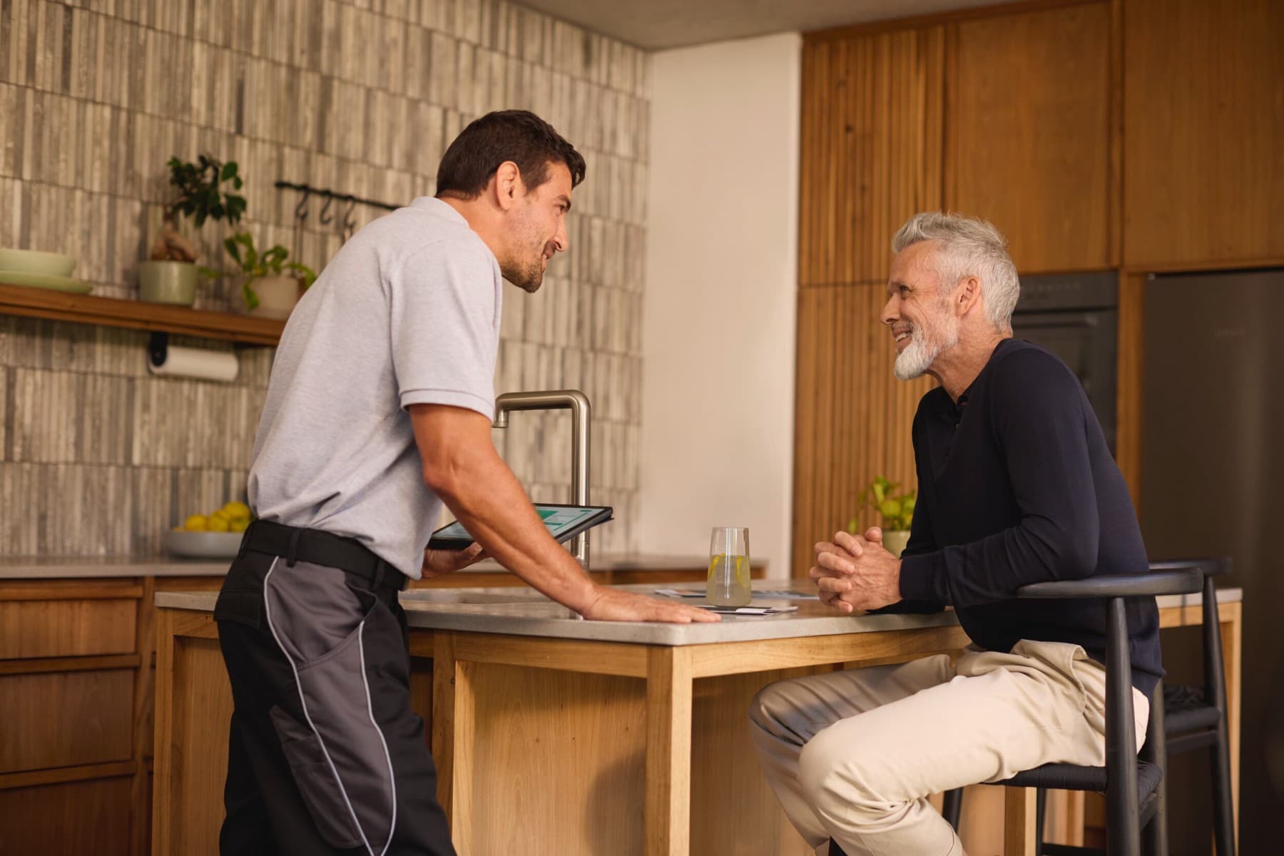 Инсталатер и краен клиент разговараат меѓусебно за опциите на нов систем за греење