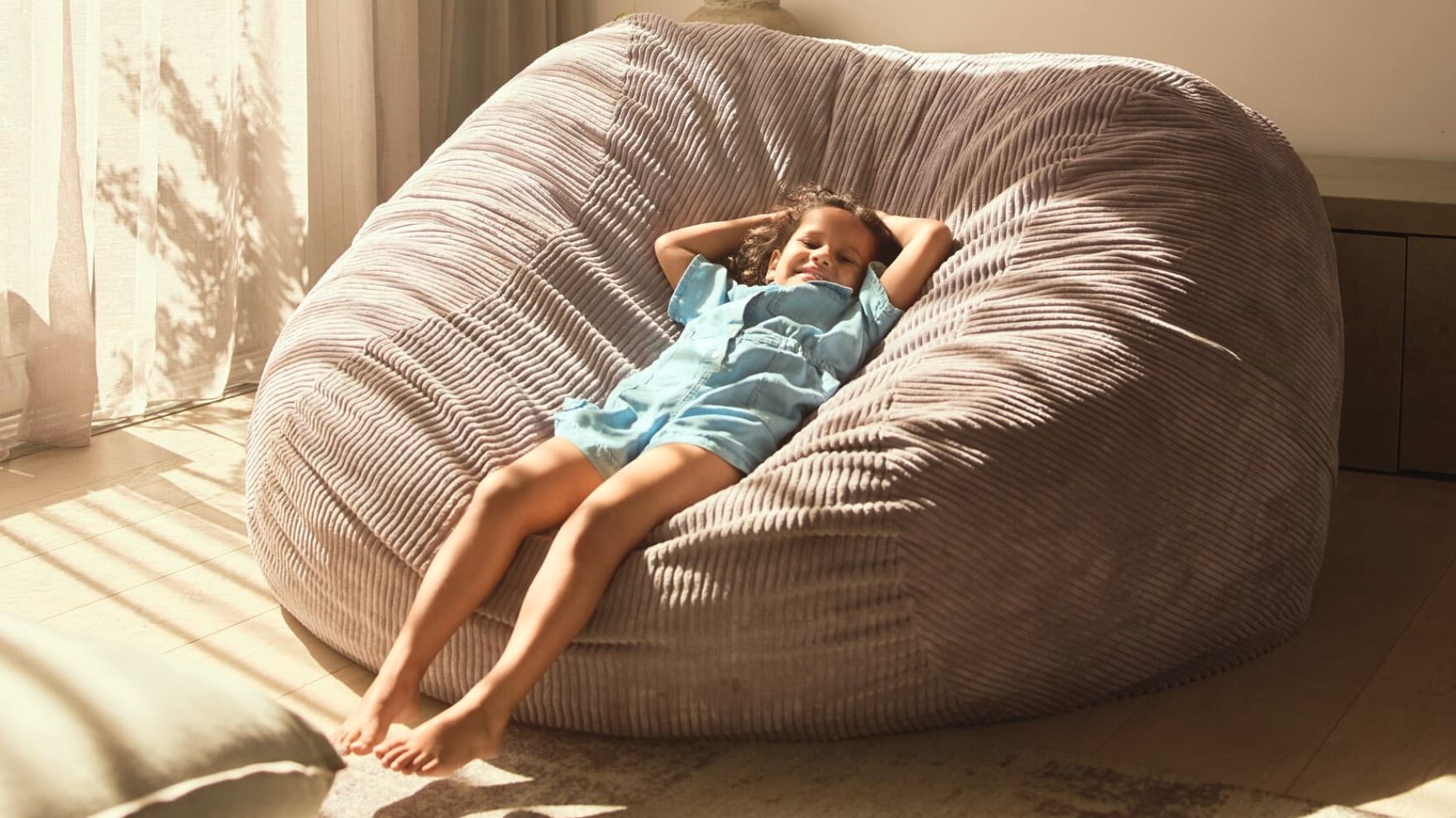 дете се опушта на огромна перница