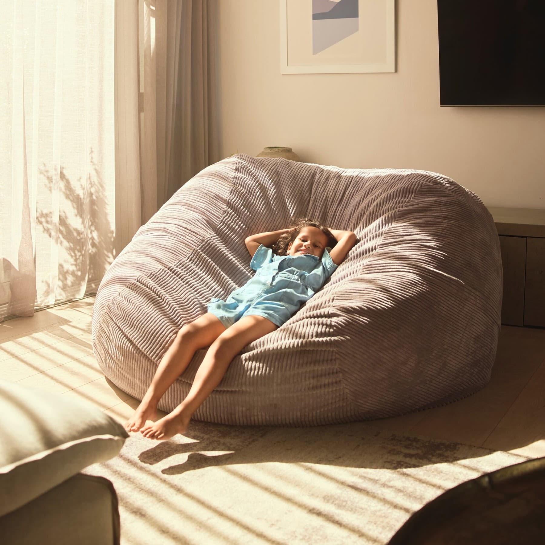 Девојка се опушта на софа