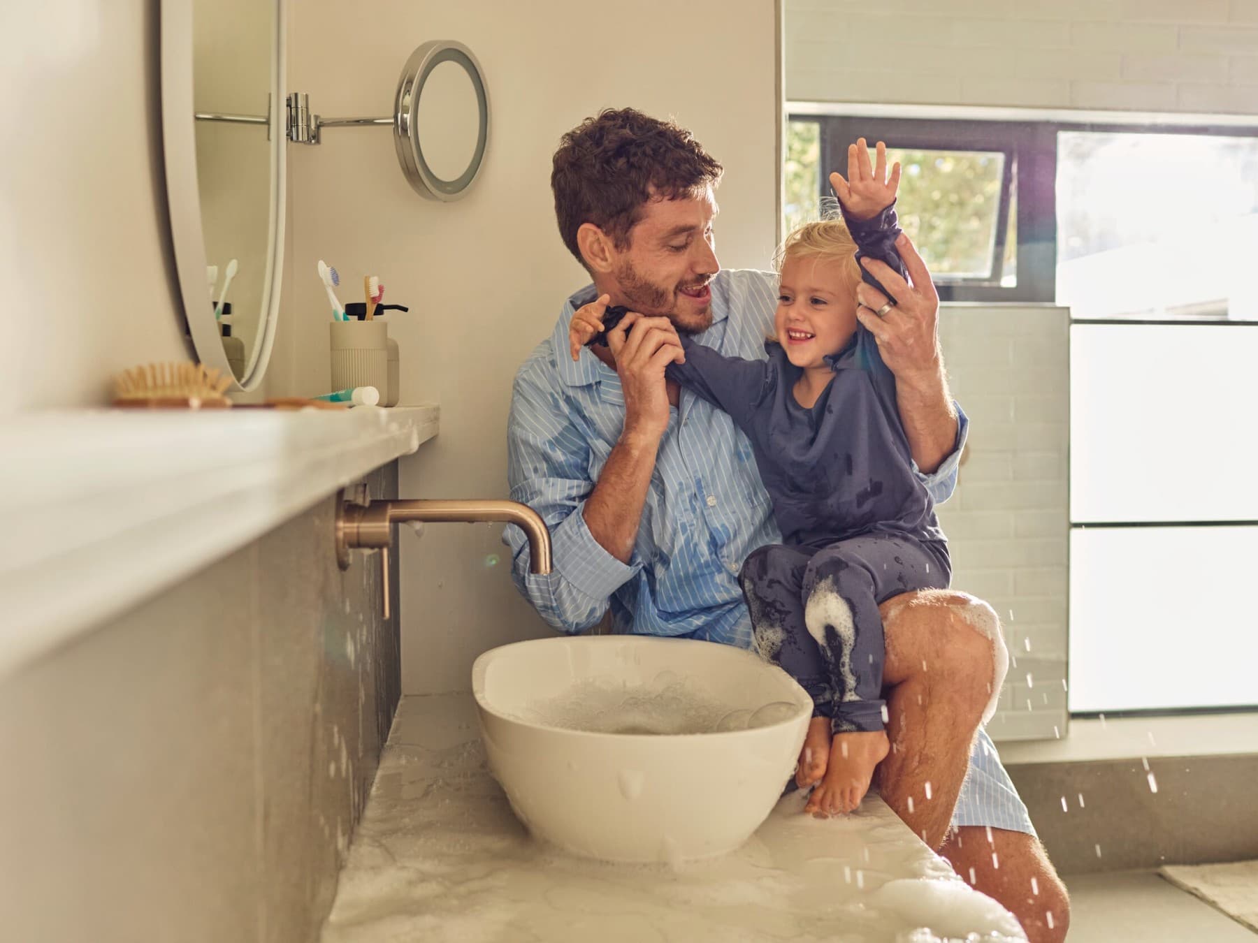 Татко и ќерка во бањата