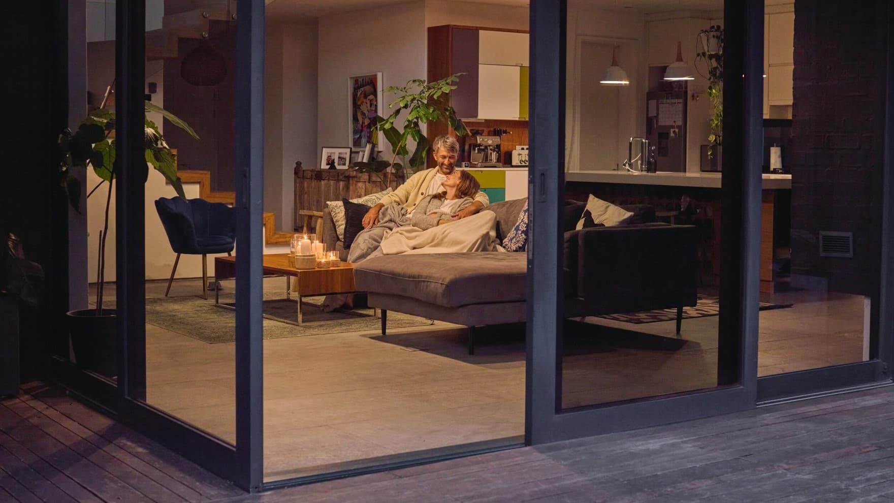 Пар седи на софата со отворена врата од терасата