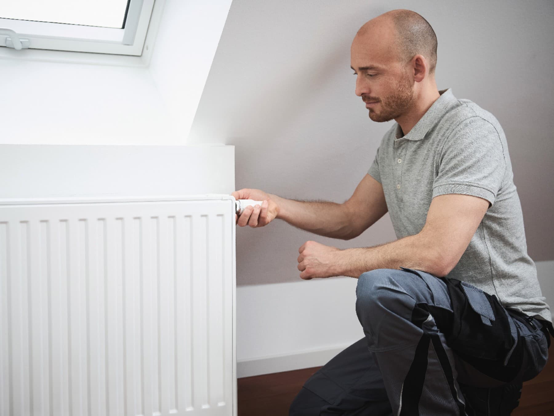 Човекот го вклучува радијаторот