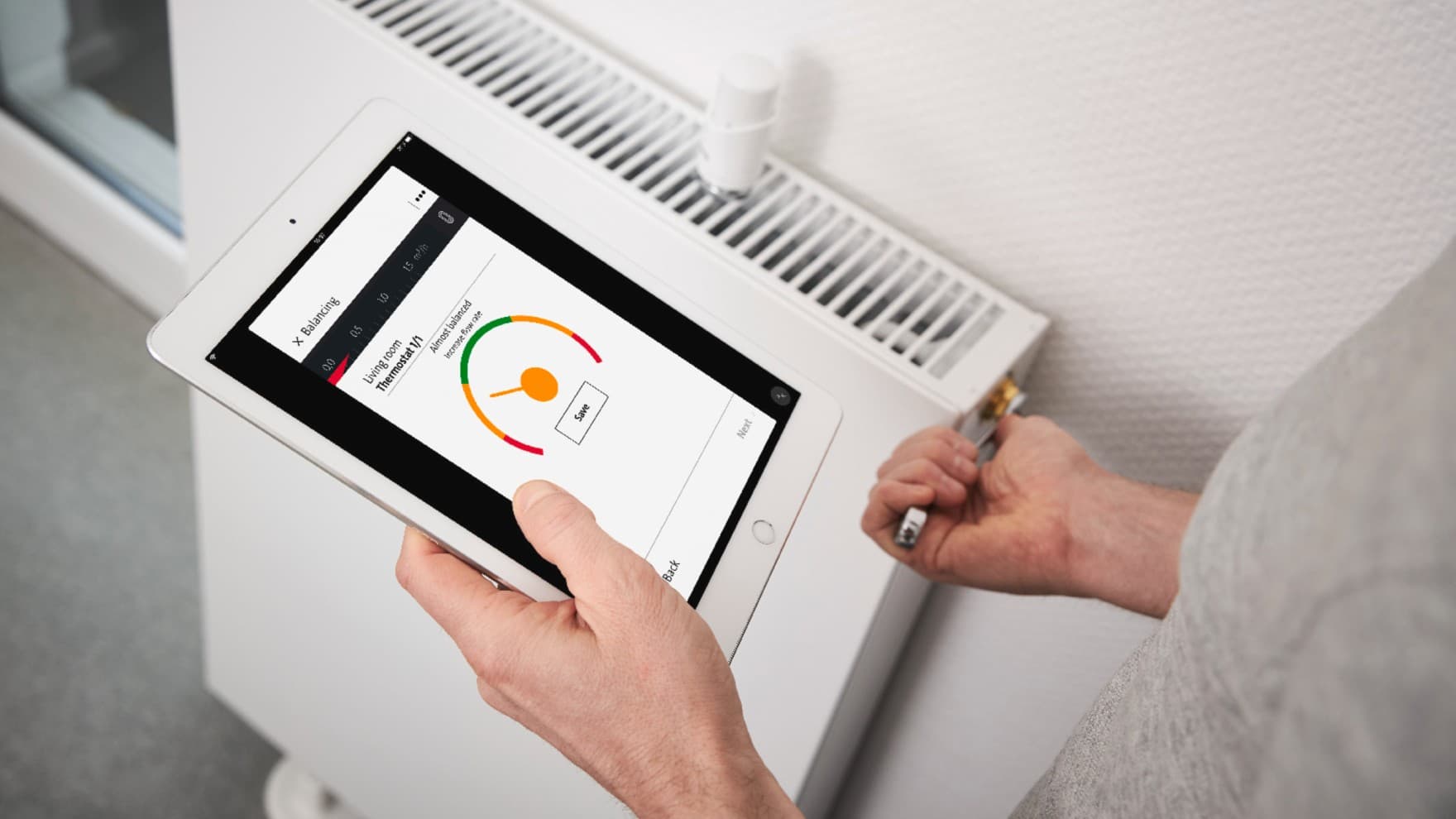 Инсталатерот врши хидраулично балансирање