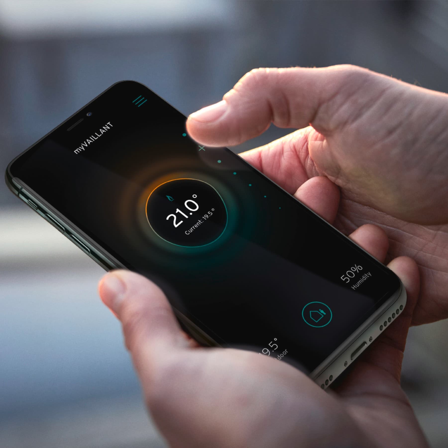 Рака што користи паметен телефон