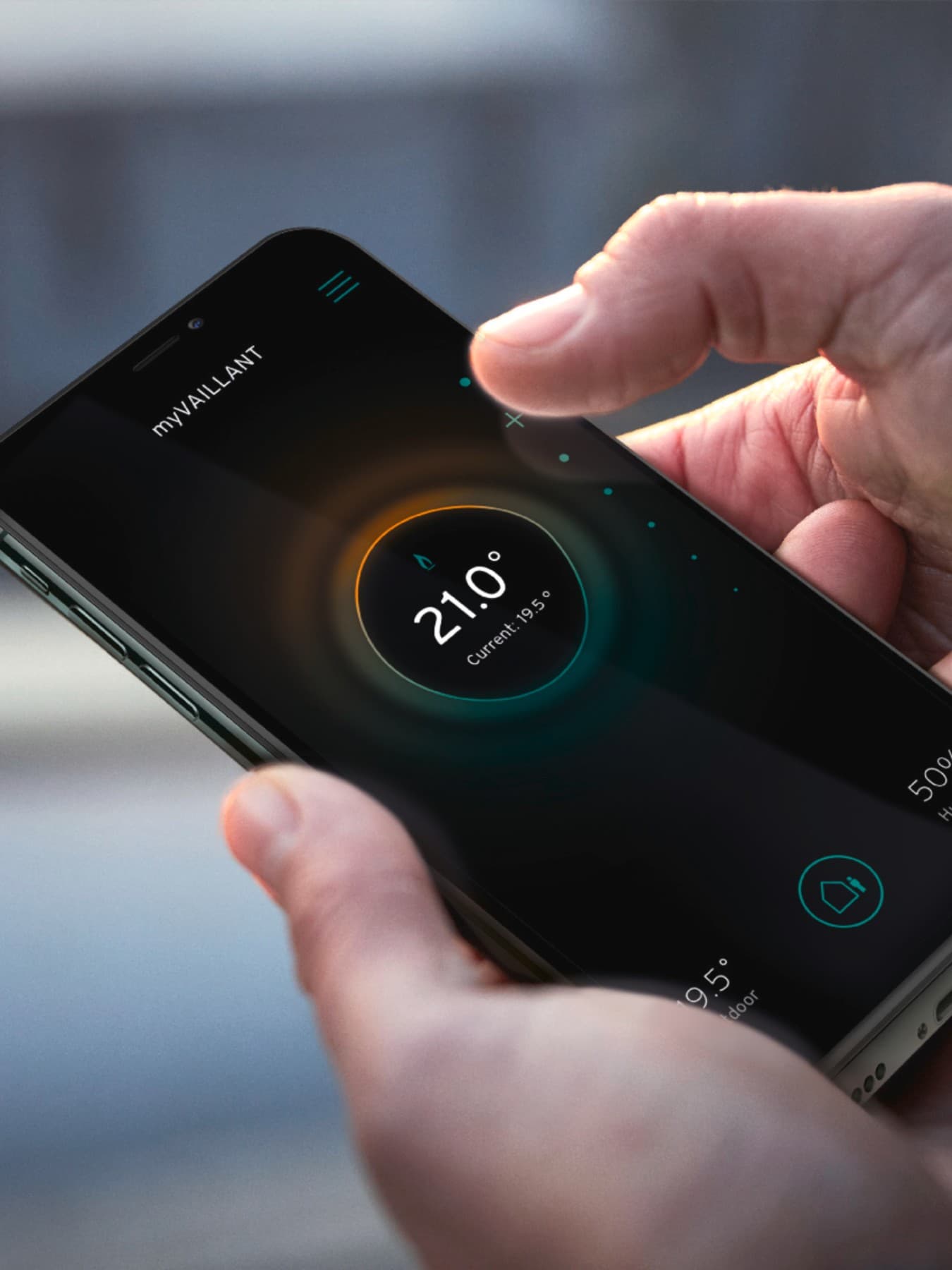 Рака што користи паметен телефон