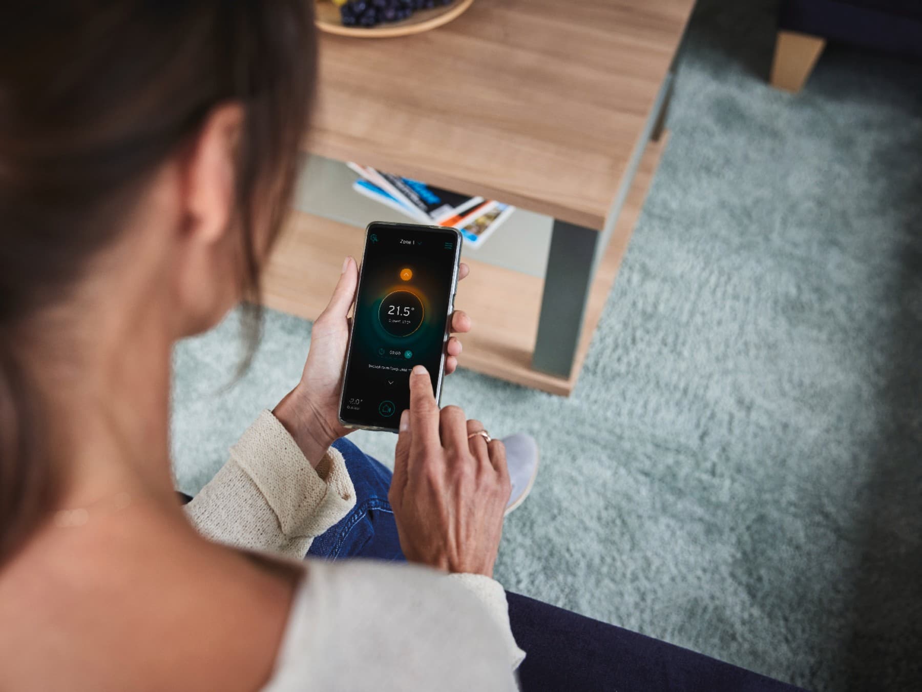 Жена го прилагодува својот паметен систем на телефонот.