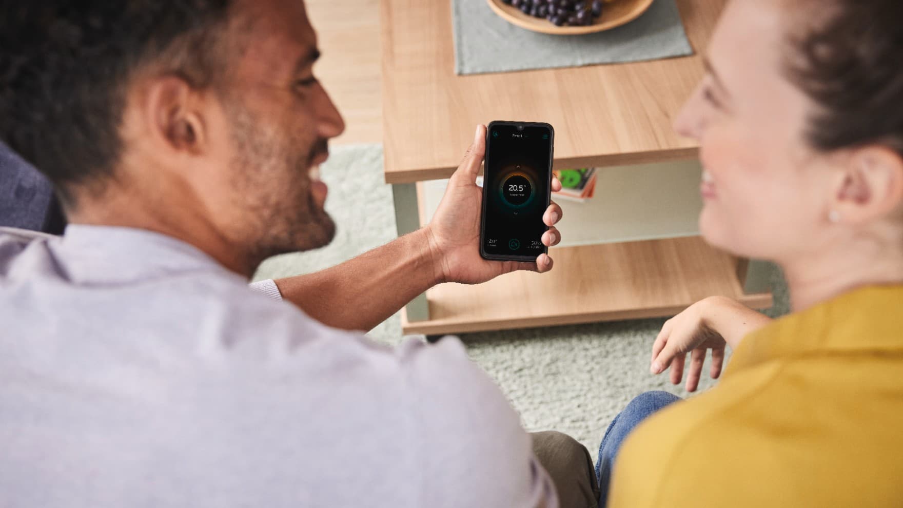 Човек зборува за контролната апликација со инсталатер