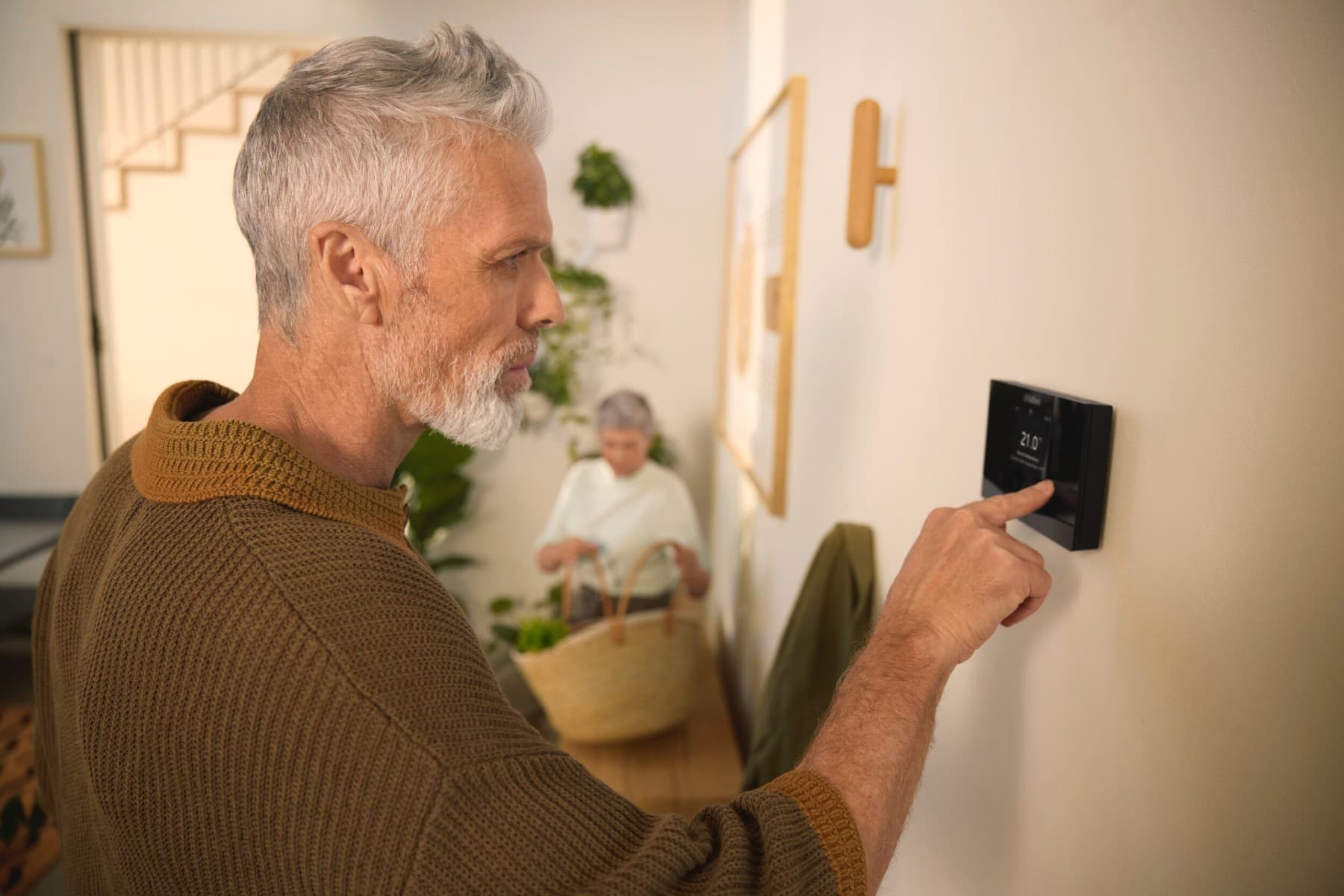 Човек кој работи со контролен панел