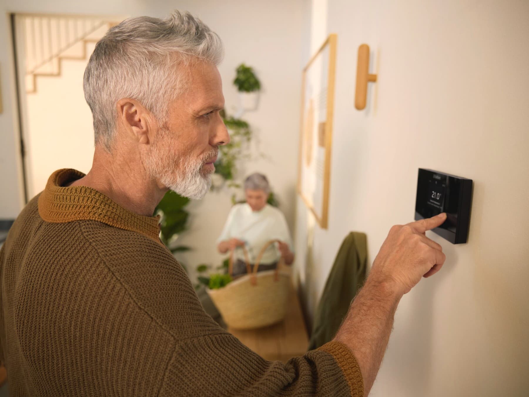 Човек пишува на контролен панел