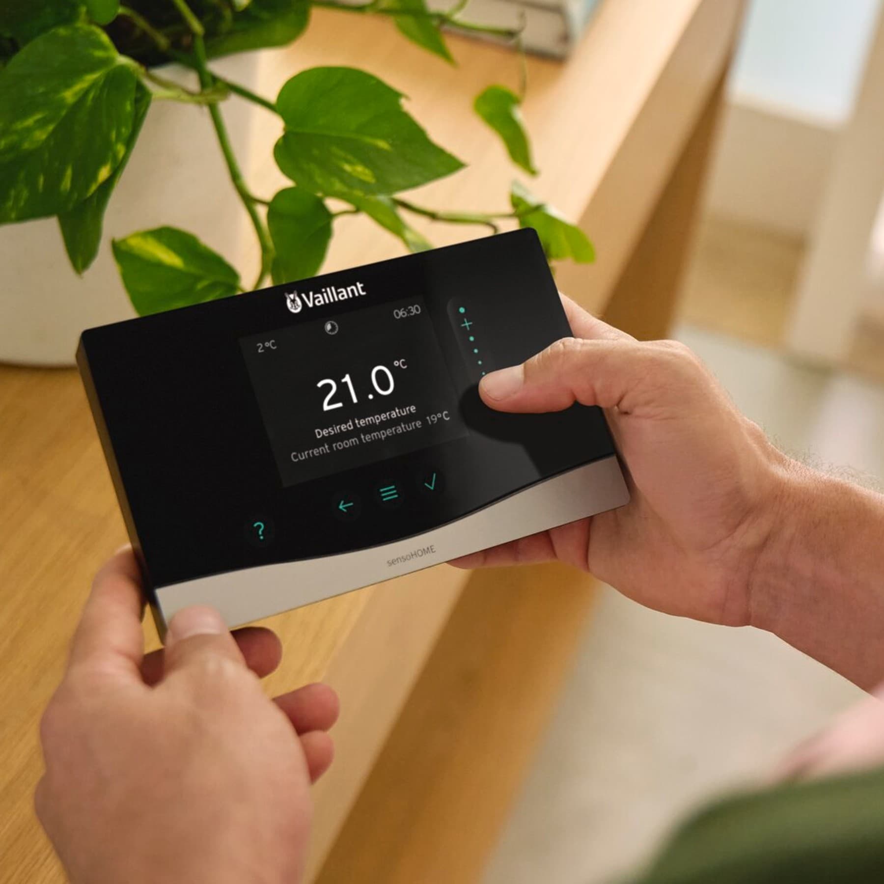 Човек гледа во контрола