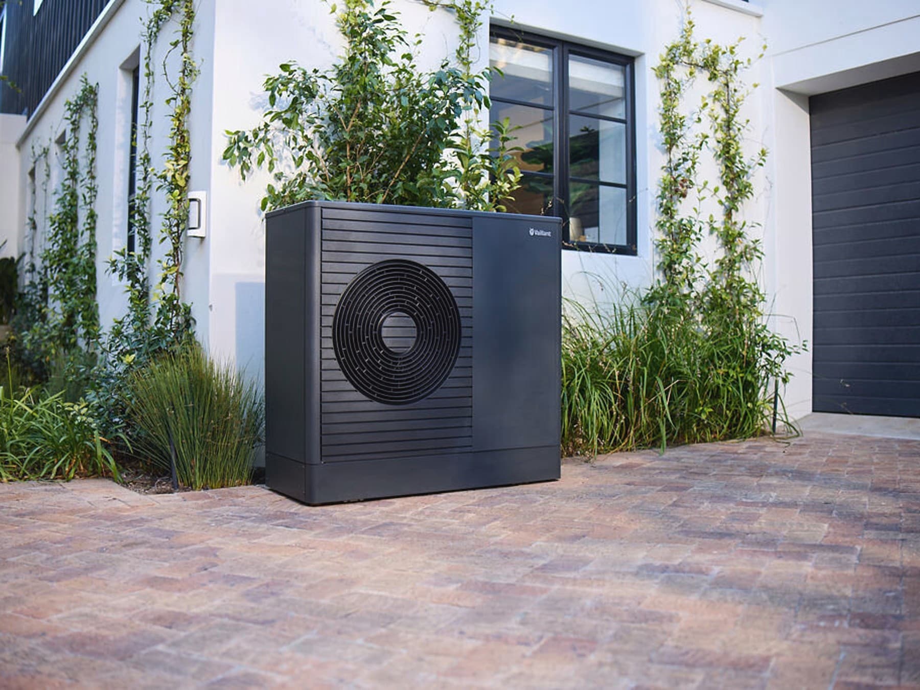 Топлинска пумпа пред нова куќа