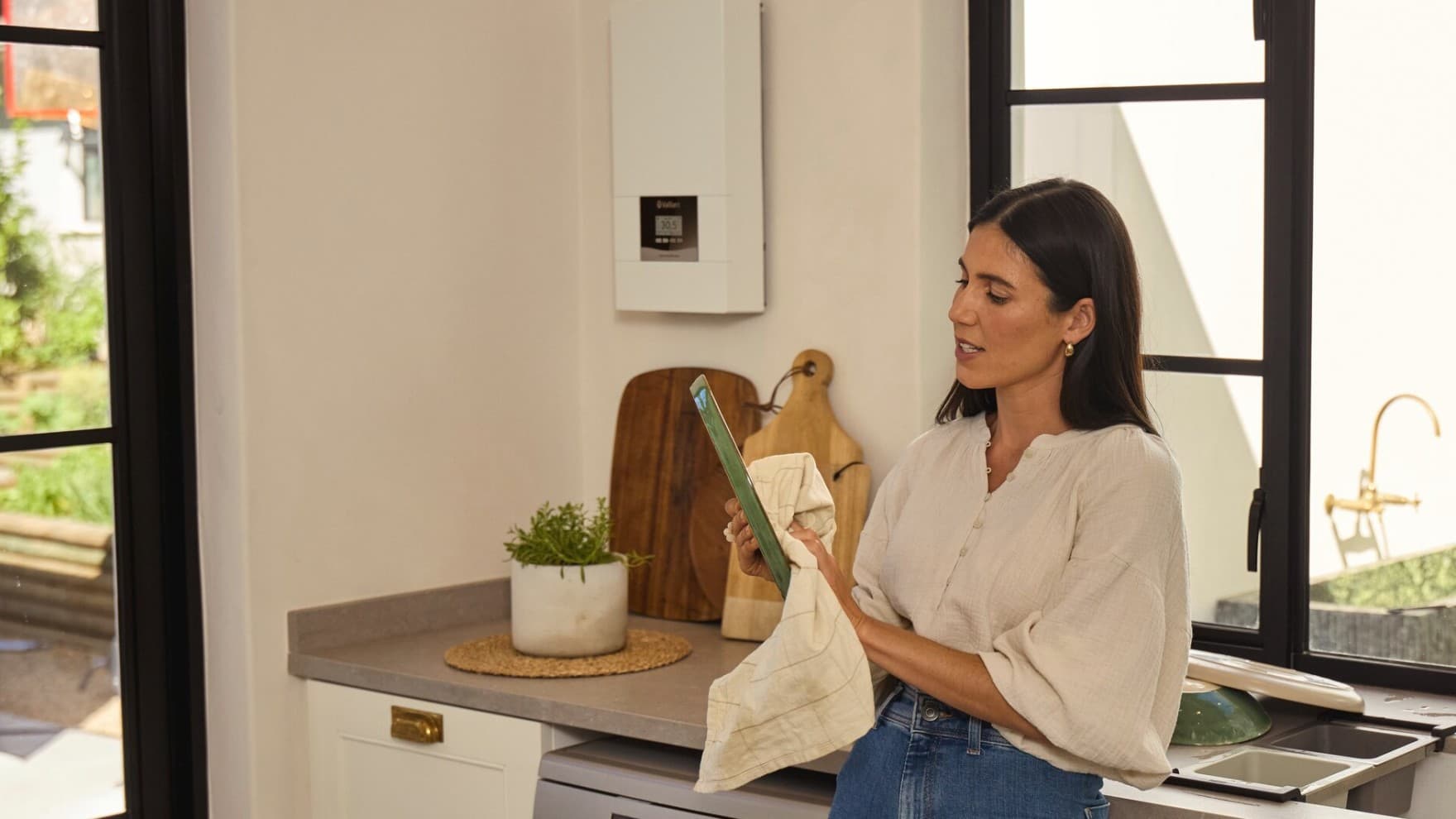 Жена во кујна пред електричен грејач