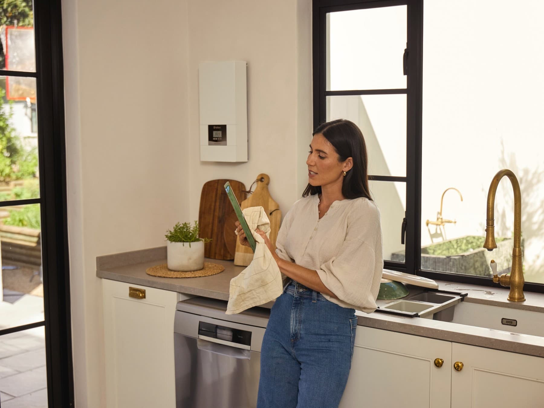 Жена мие садови во кујната