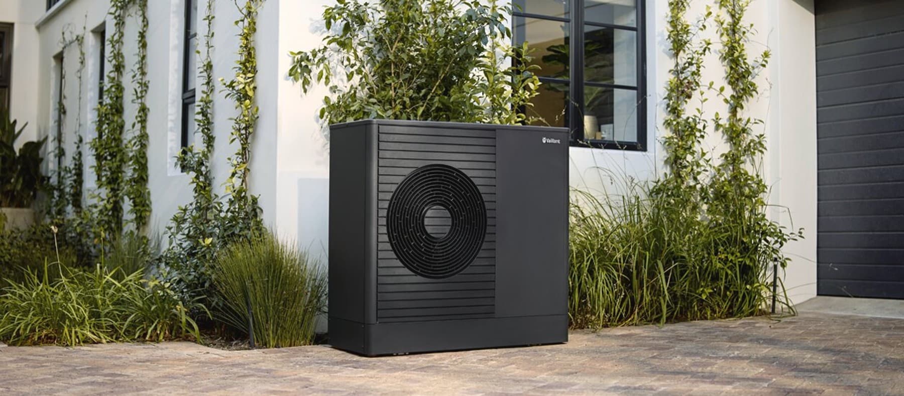 Топлинска пумпа поставена пред куќа