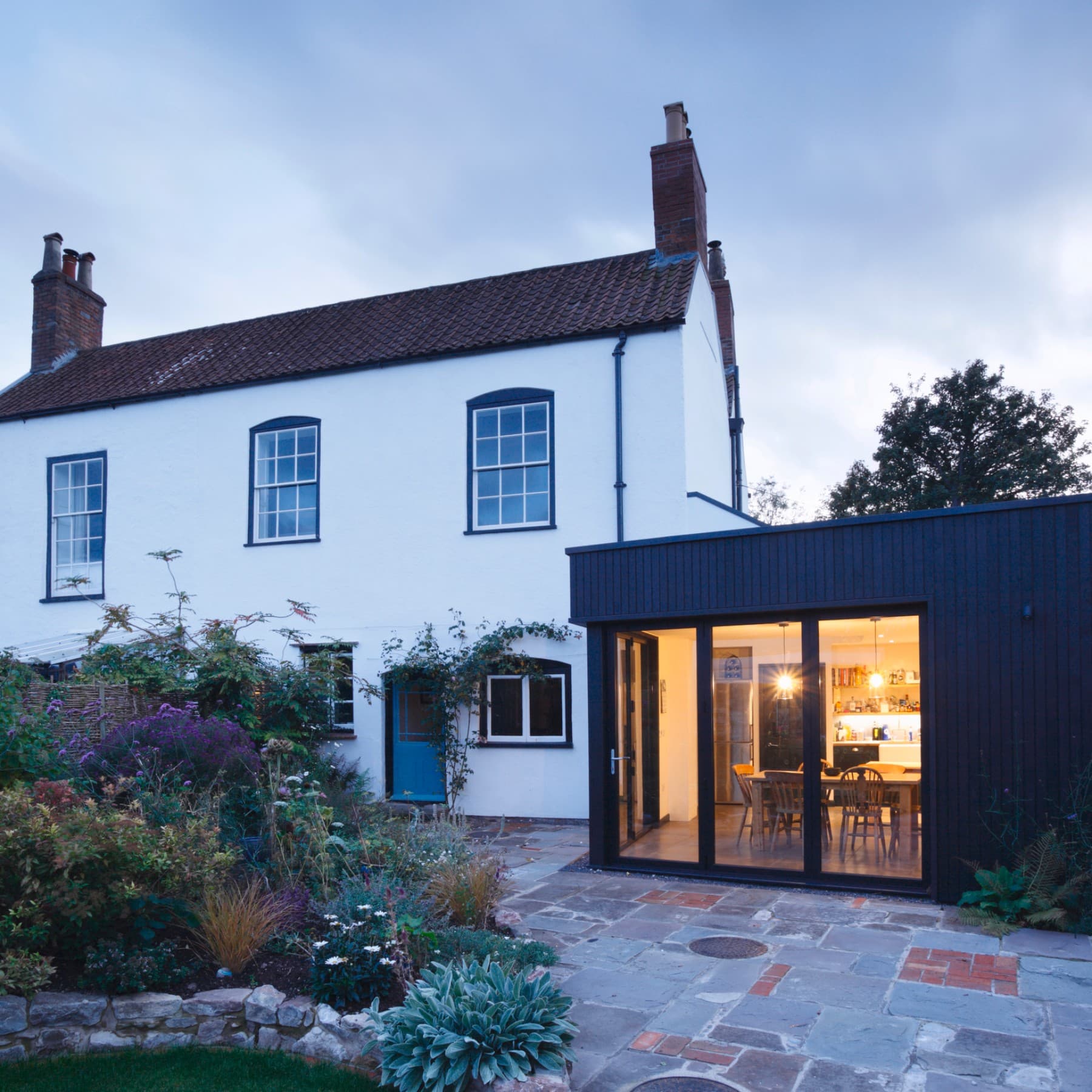 Куќа во самрак со осветлено продолжение