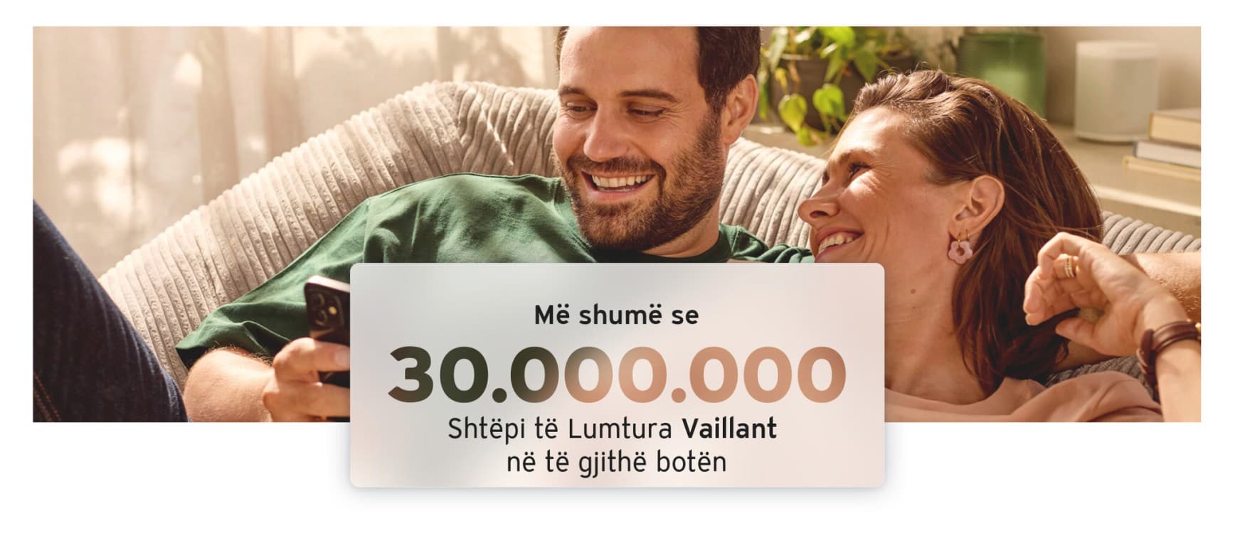 Çifti ulur jashtë përpara pompës së nxehtësisë