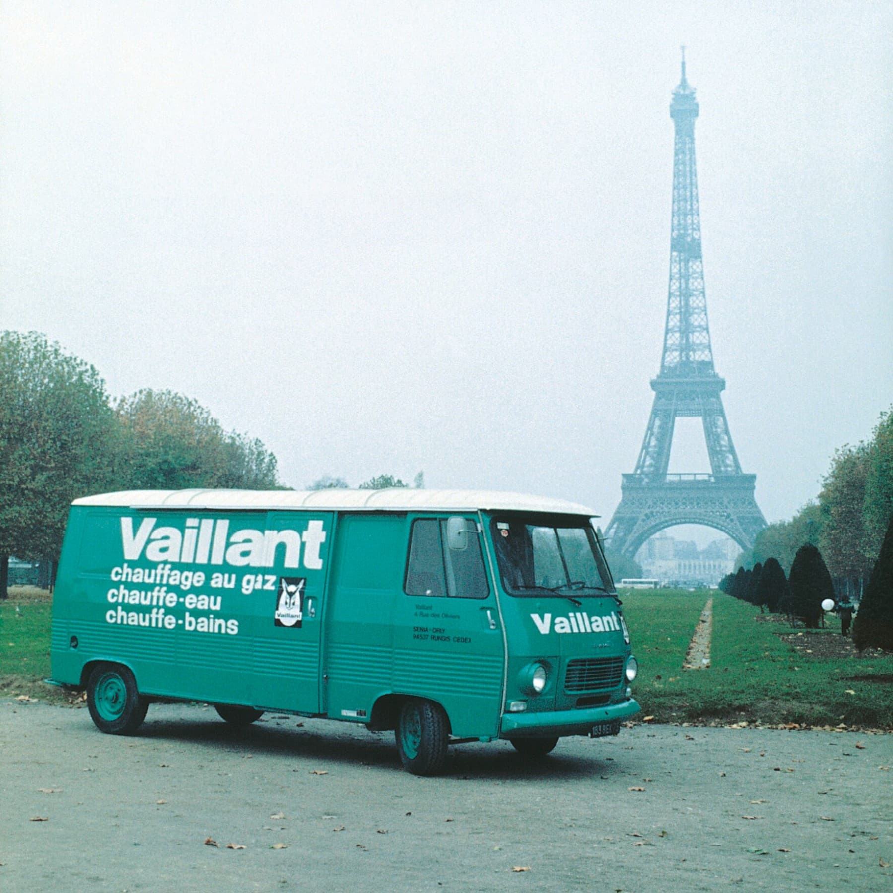 Историски паркинг за комбиња на Vaillant пред Ајфеловата кула