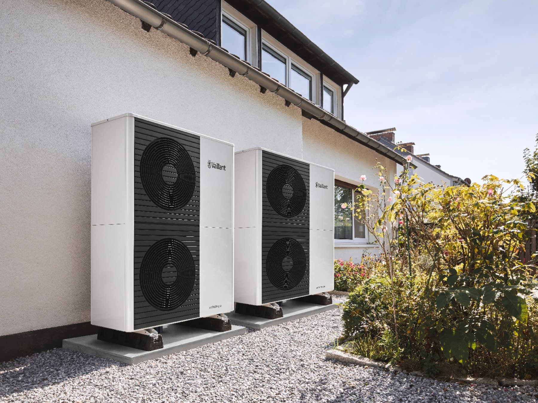 Топлински пумпи Vaillant пред модерна зграда