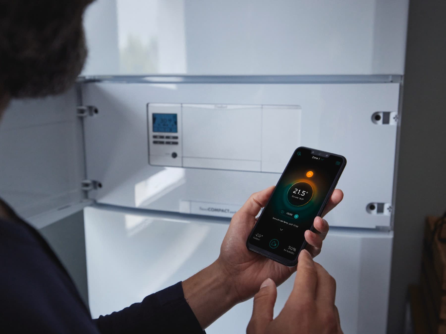 Човек ја поставува температурата на телефонот