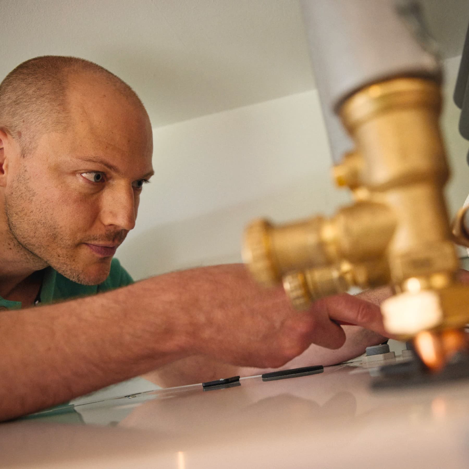 Инсталатер кој поврзува домаќинство со централно греење